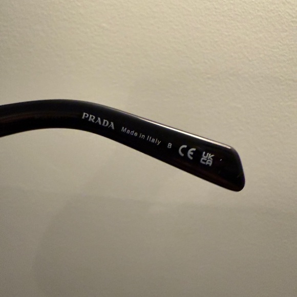 PRADA SUNGLASSES WITH TRIANGLE LOGO - Picture 5 of 6
